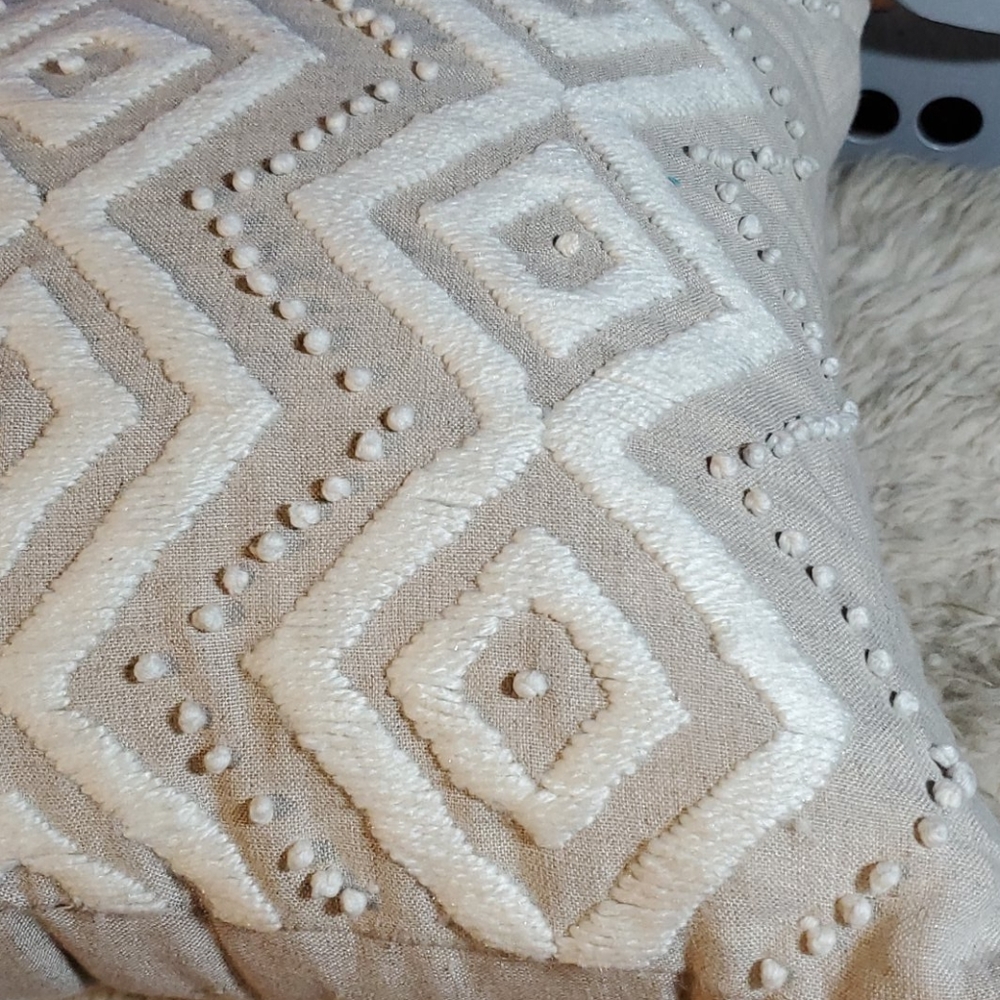 Throw pillow - Picture 2 of 2